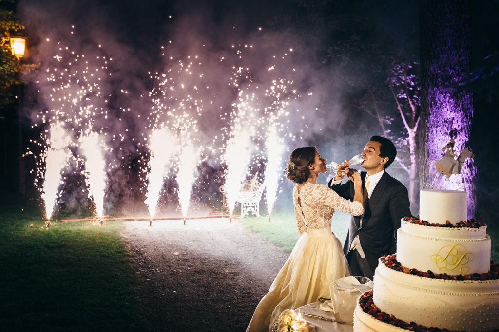 Fotografo Matrimonio Villa Caroli Zanchi Riccardo e Beatrice brindano a una lunga vita insieme nella splendida scenografia di Villa Caroli tra i fuochi d'artificio