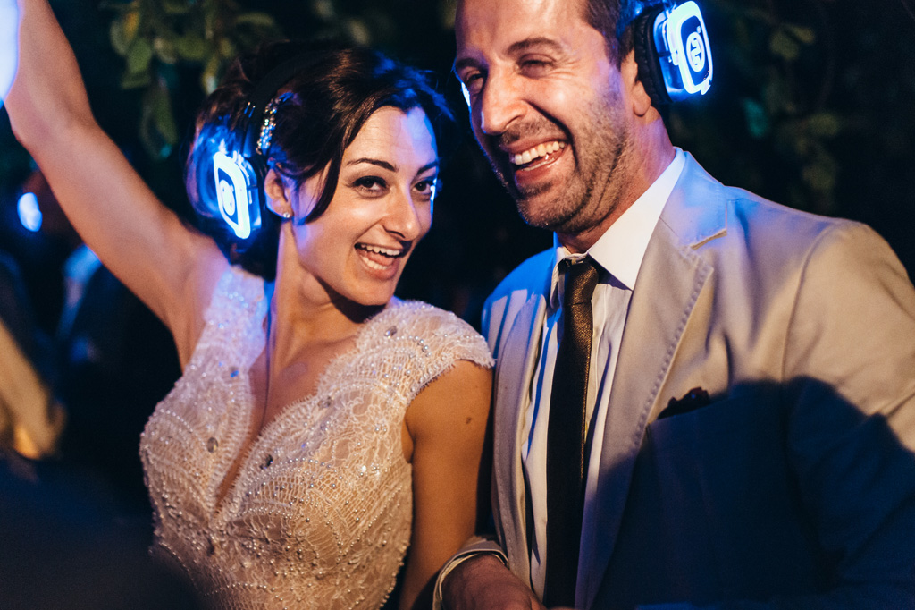 Fotografo Matrimonio Monza Il fotografo Alessandro Della Savia ritrae gli sposi durante la sillent disco