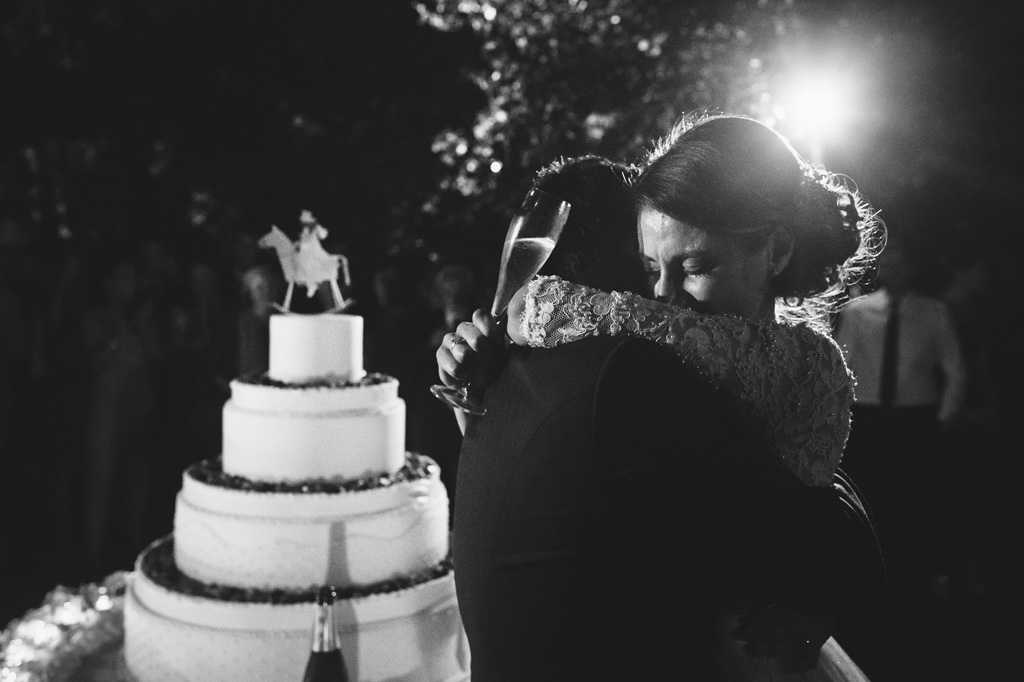 Fotografo Matrimonio Villa Caroli Zanchi La sposa abbraccia lo sposo dopo il primo taglio della torta nunziale