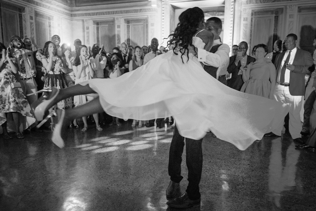 Fotografo Matrimonio Villa Erba Tony prenda la sposa in volo durante la festa in uno scatto di Alessandro Della Savia