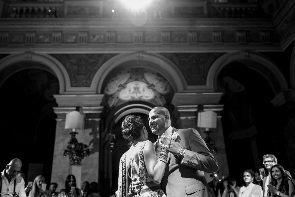 Fotografo Matrimonio Villa Erba Gli sposi danzano un lento davanti agli sposi