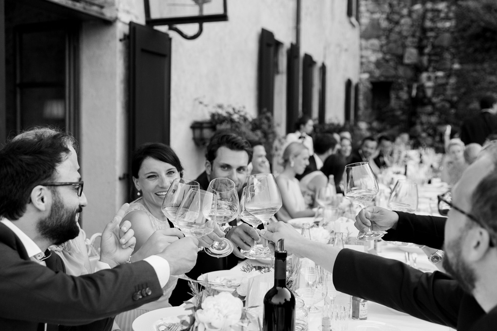 Fotografo Matrimonio Lago di Garda Gli invitati brindano