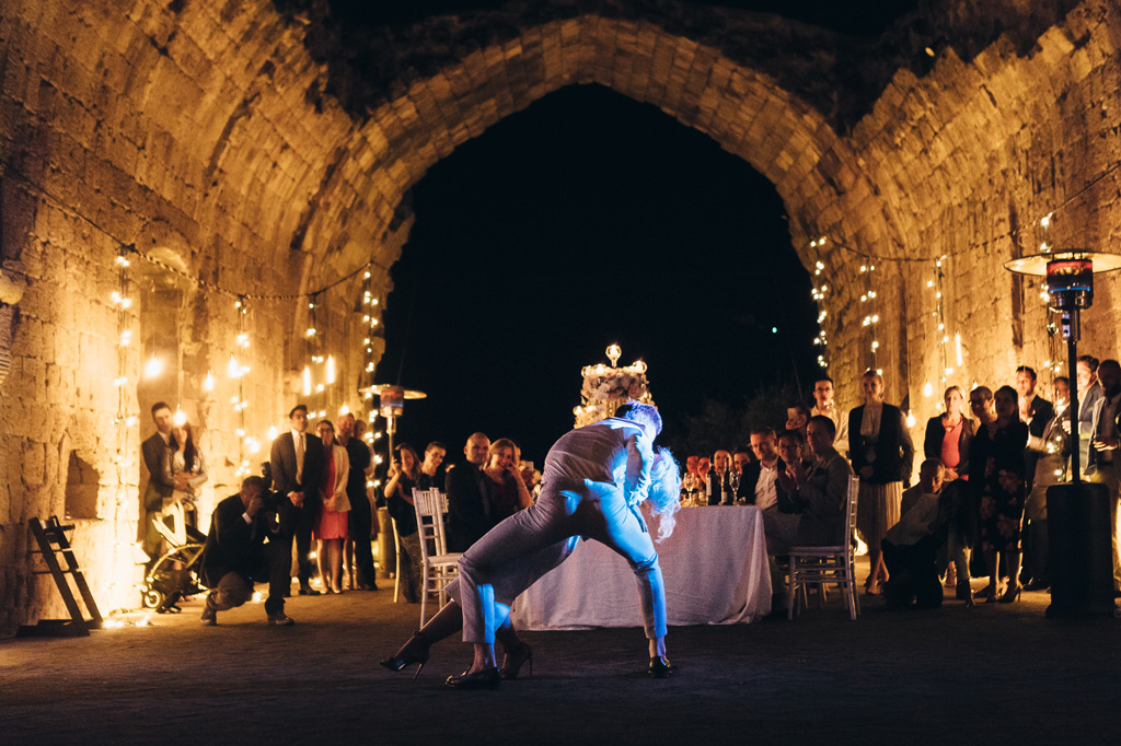 Fotografo Matrimonio Orvieto Lo sposo prende in al volo la sposa