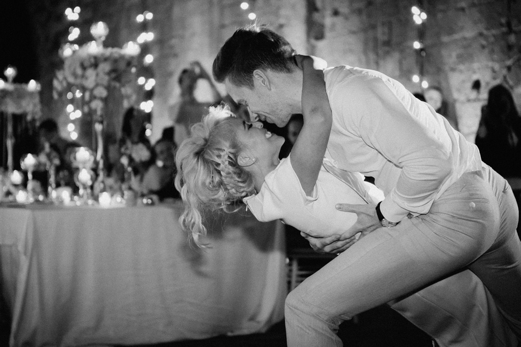 Fotografo Matrimonio Orvieto Lo sposo prende in braccio la sposa