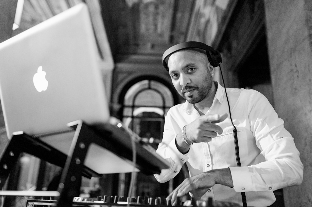 Fotografo Matrimonio Villa Erba Il dj suona la playlist per una grande festa dopo il ricevimento
