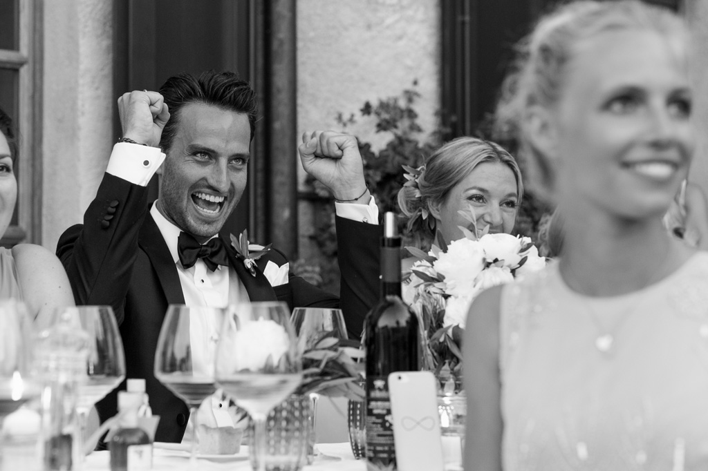 Fotografo Matrimonio Lago di Garda Lo sposo esulta allegramente