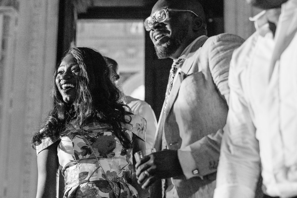 Fotografo Matrimonio Villa Erba Alcuni invitati s'intrattengono in chiacchiere