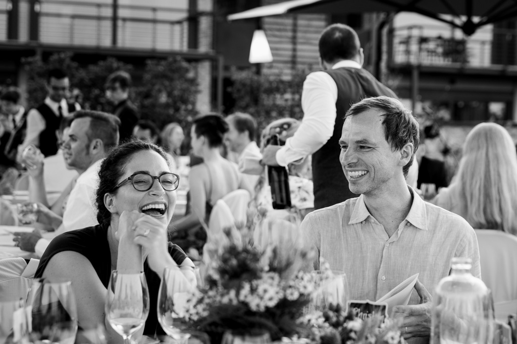 Fotografo Matrimonio Langhe Gli invitati s'intrattengono in chiacchiere durante il ricevimento