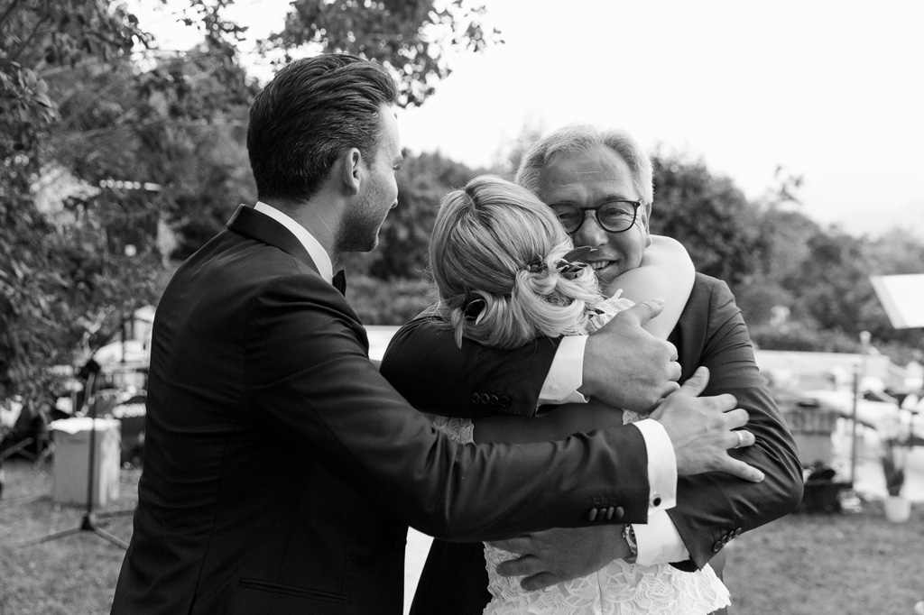 Fotografo Matrimonio Lago di Garda Il padre della possa abbraccia gli sposi