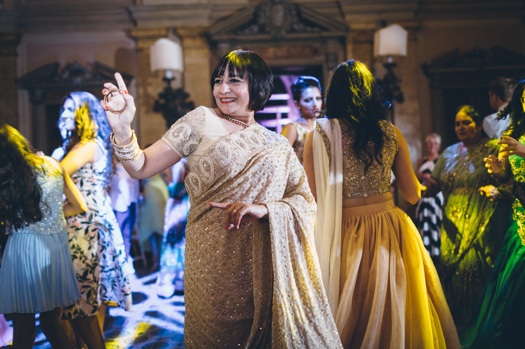 Fotografo Matrimonio Villa Erba Una donna vestita con il sari balla in pista