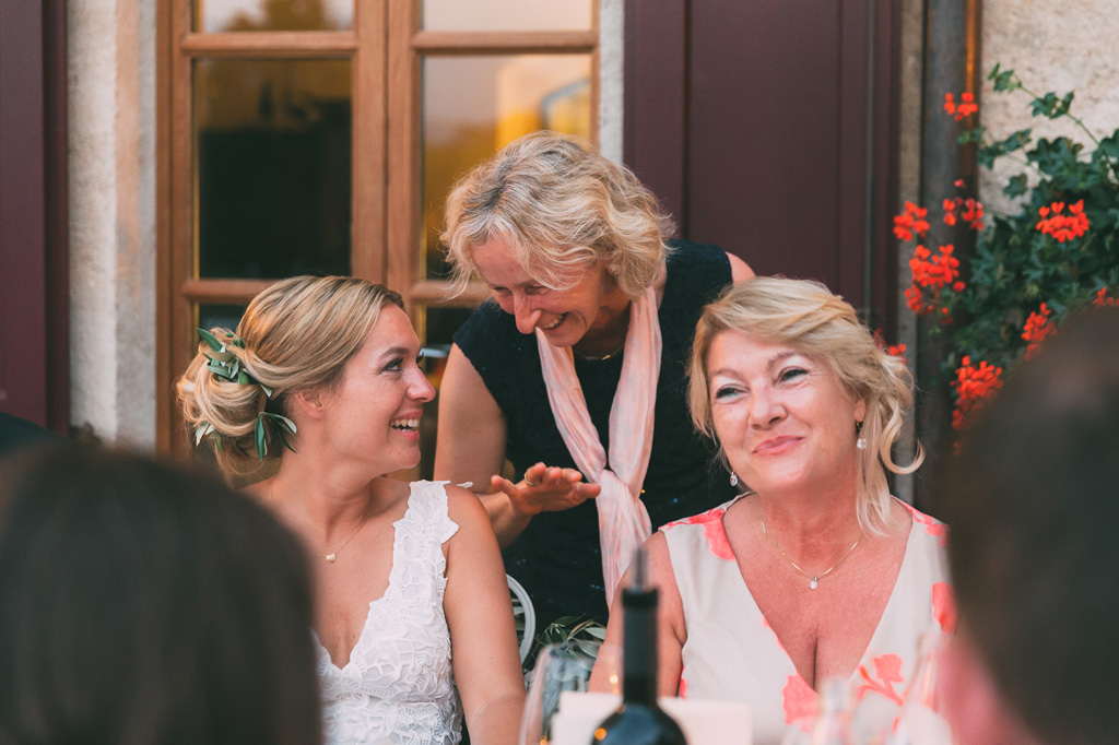 Fotografo Matrimonio Lago di Garda La sposa scherza con parenti e amiche