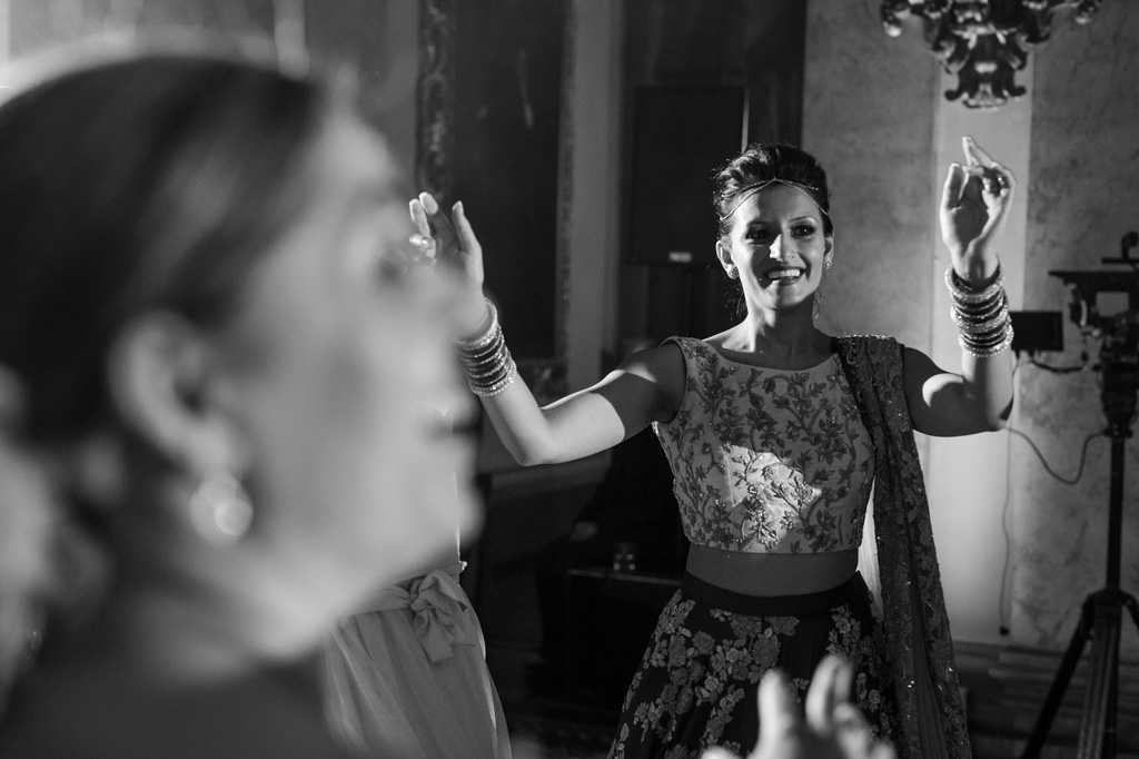 Fotografo Matrimonio Villa Erba La sposa scherza in pista in compagnia degli ospiti