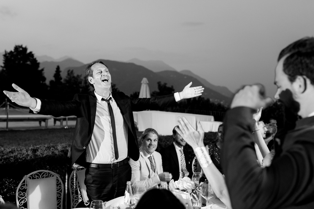 Fotografo Matrimonio Lago di Garda Un ospite esulta