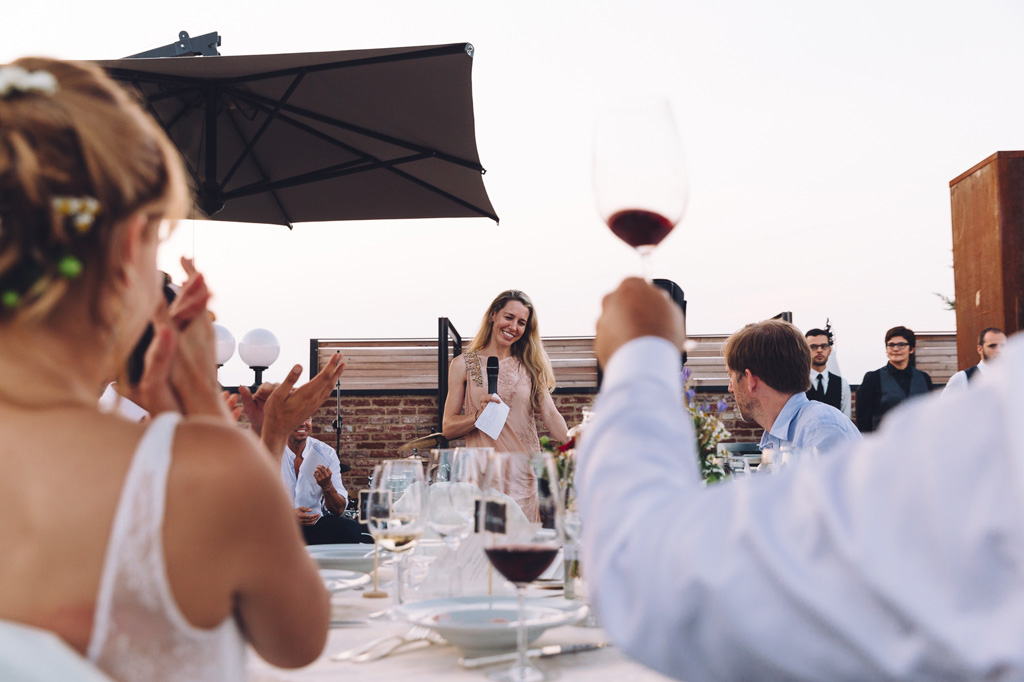 Fotografo Matrimonio Langhe Si alzano i calici di vino a favore del discorso di un'ospite