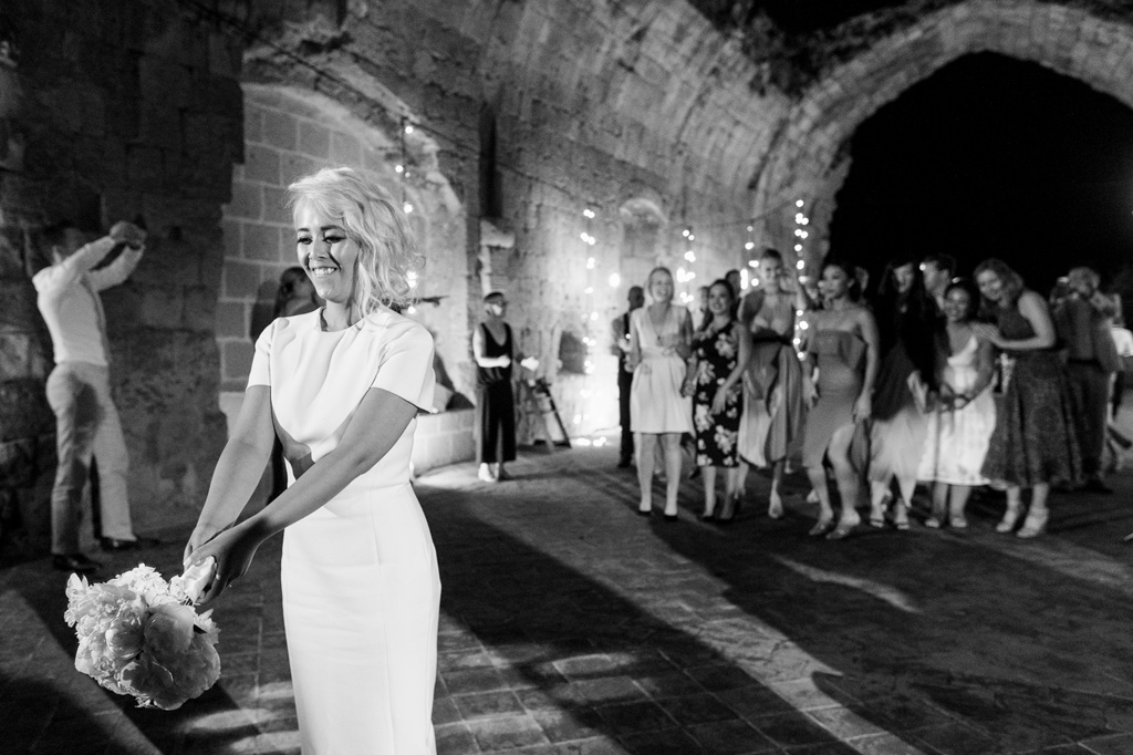 Fotografo Matrimonio Orvieto La sposa lanca il bouquet agli invitati