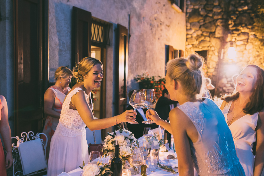 Fotografo Matrimonio Lago di Garda La sposa brinda in compagnia delle damigelle