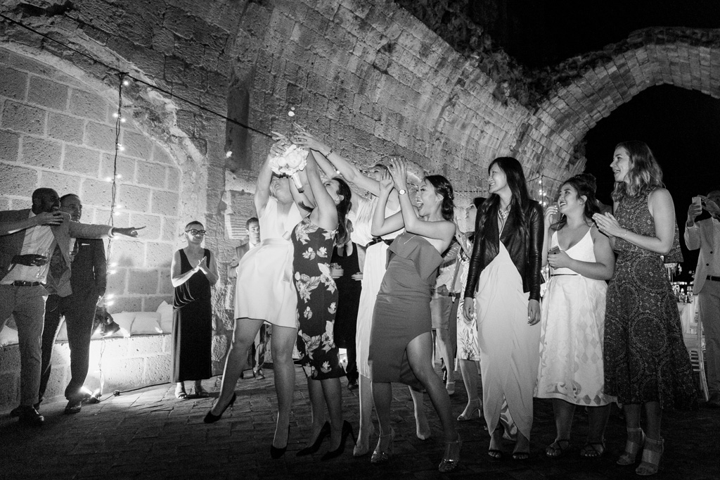 Fotografo Matrimonio Orvieto Le damigelle combattono per ottenere il bouquet