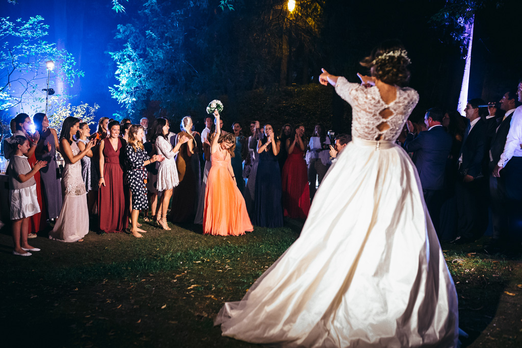 Fotografo Matrimonio Villa Caroli Zanchi Un'invitata fortunata riesce ad accaparrarsi il bouquet