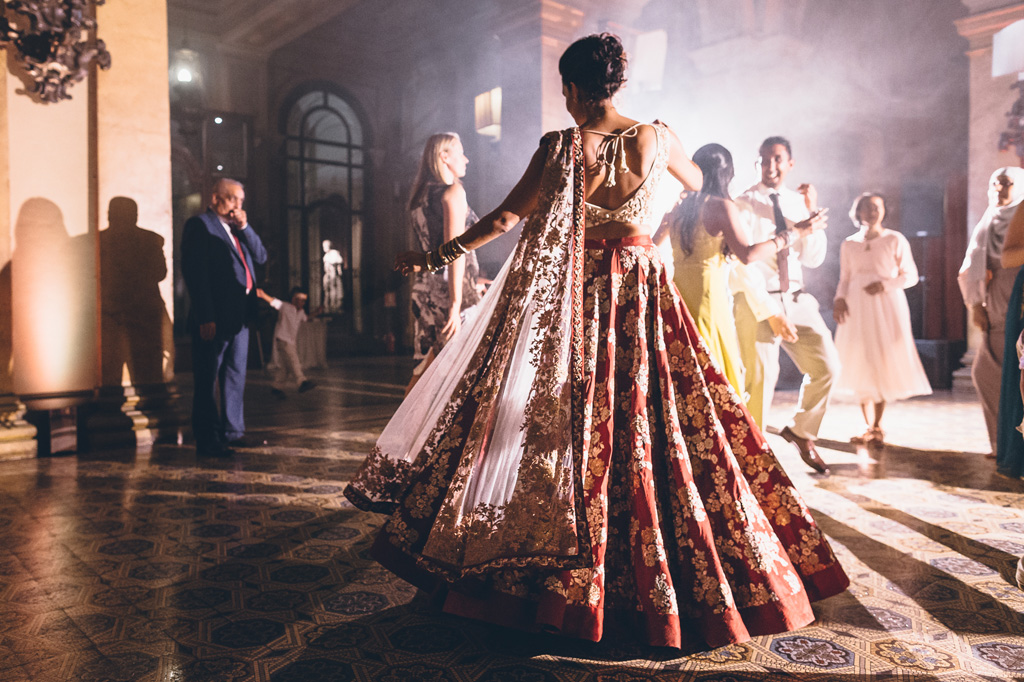 Fotografo Matrimonio Villa Erba La sposa danza in una coltre di fumo
