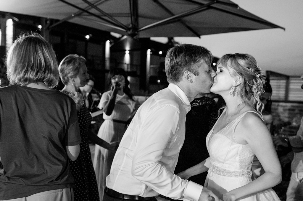 Fotografo Matrimonio Langhe Gli sposi si baciano in un momento di intimità
