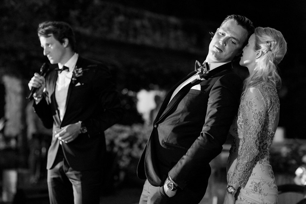 Fotografo Matrimonio Lago di Garda Un'ospite confida un segreto durante il ricevimento
