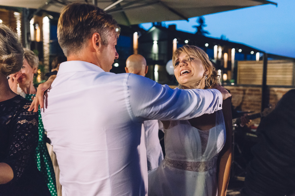 Fotografo Matrimonio Langhe Lo sposo balla con la sposa durante la festa dopo il ricevimento