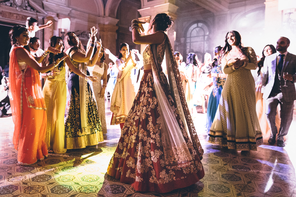 Fotografo Matrimonio Villa Erba La sposa si scatena in balli indiani