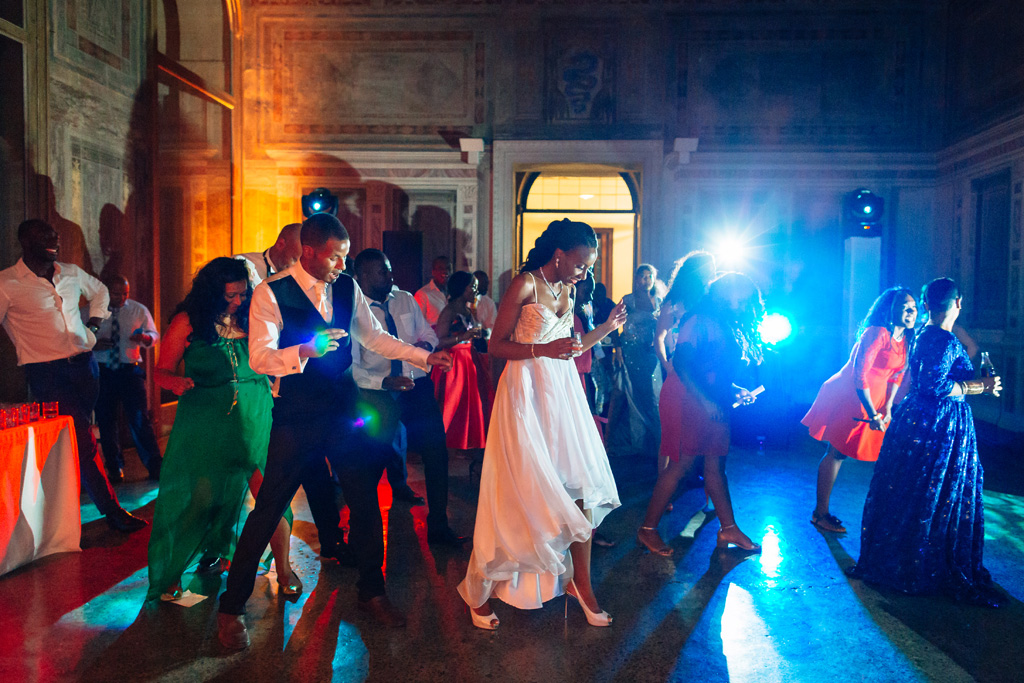 Fotografo Matrimonio Villa Erba Ayesha s'intrattiene in numerosi balli di gruppo presso Villa Erba