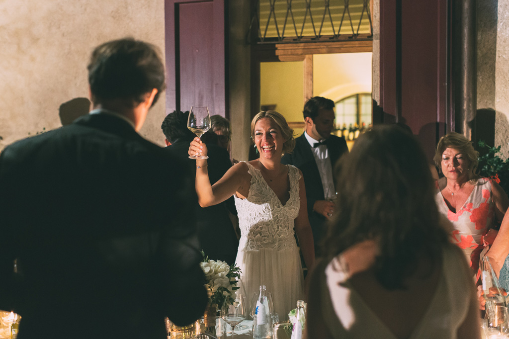 Fotografo Matrimonio Lago di Garda La sposa festeggia con un sorriso smagliante in compagnia degli invitati