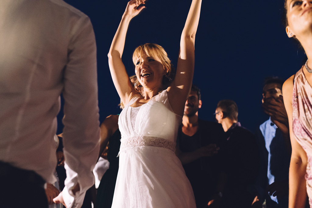 Fotografo Matrimonio Langhe La sposa danza con gli invitati