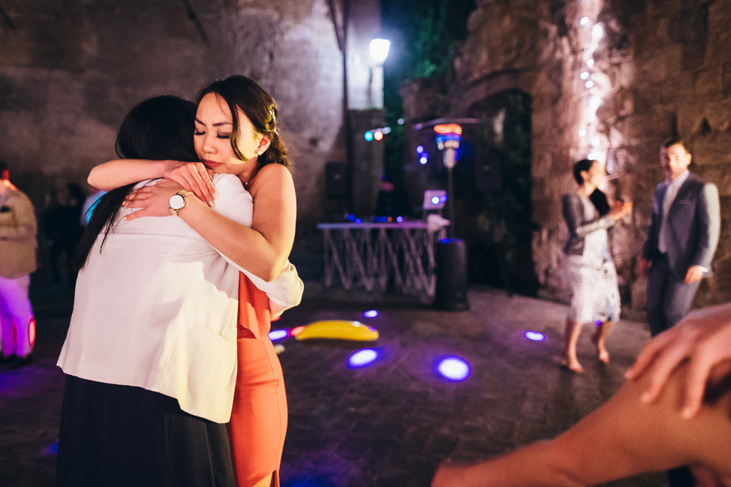 Fotografo Matrimonio Orvieto Due invitate si abbracciano durante i balli di coppia