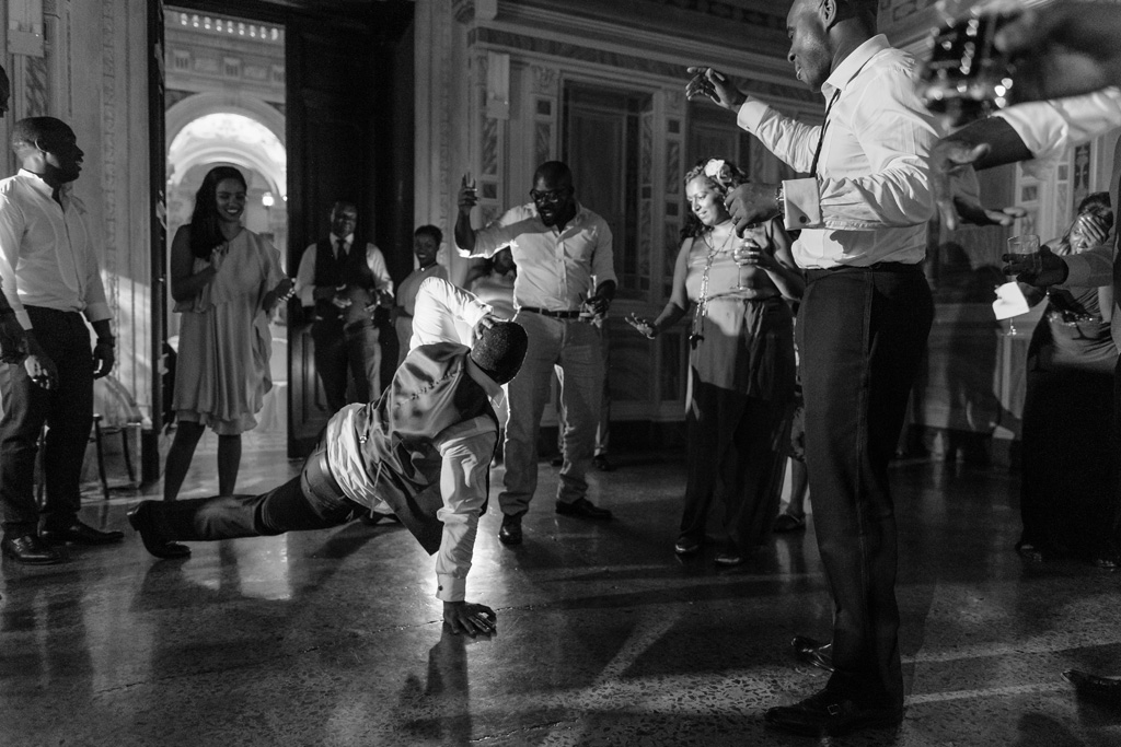 Fotografo Matrimonio Villa Erba Un invitato balla la breakdance