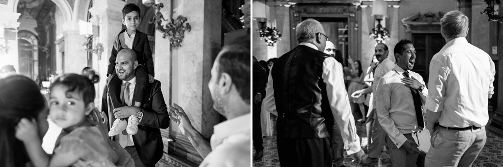 Fotografo Matrimonio Villa Erba Lo sposo prende sulle spalle un bambino e gli invitati danzano in pista