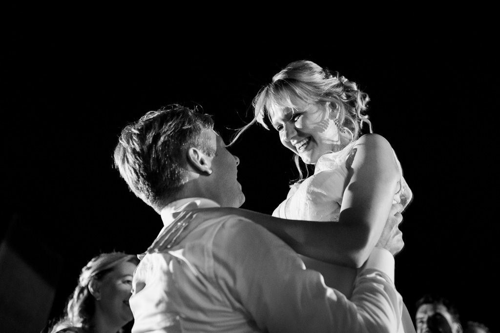 Fotografo Matrimonio Langhe Lo sposo solleva la sposa in alto