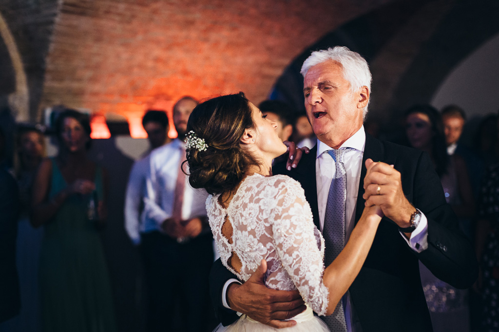 Fotografo Matrimonio Villa Caroli Zanchi Il padre danza con la figlia Beatrice in sala