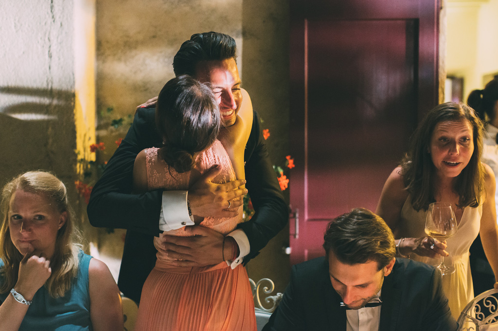 Fotografo Matrimonio Lago di Garda LO sposo abbraccia un'invitata d