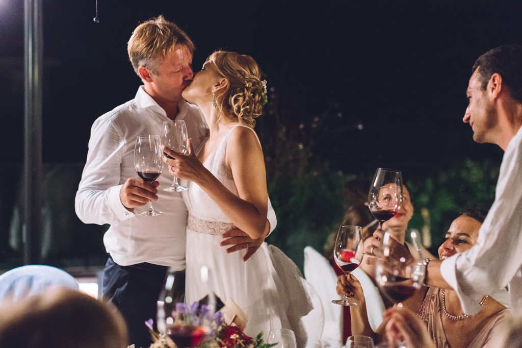 Fotografo Matrimonio Langhe Lo sposo bacia teneramente la sua sposa