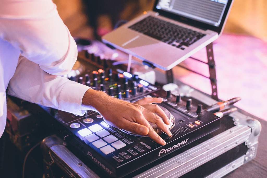 Fotografo Matrimonio Villa Erba Il dj suona la canzone preferita degli sposi