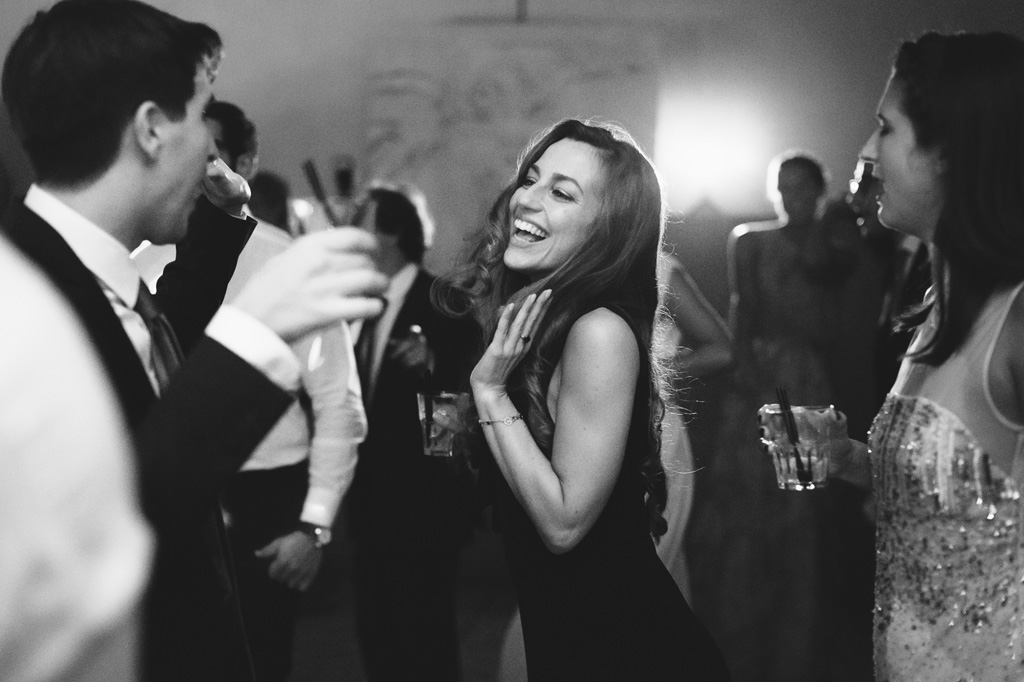Fotografo Matrimonio Villa Caroli Zanchi Le invitate danzano in pista con gli invitati