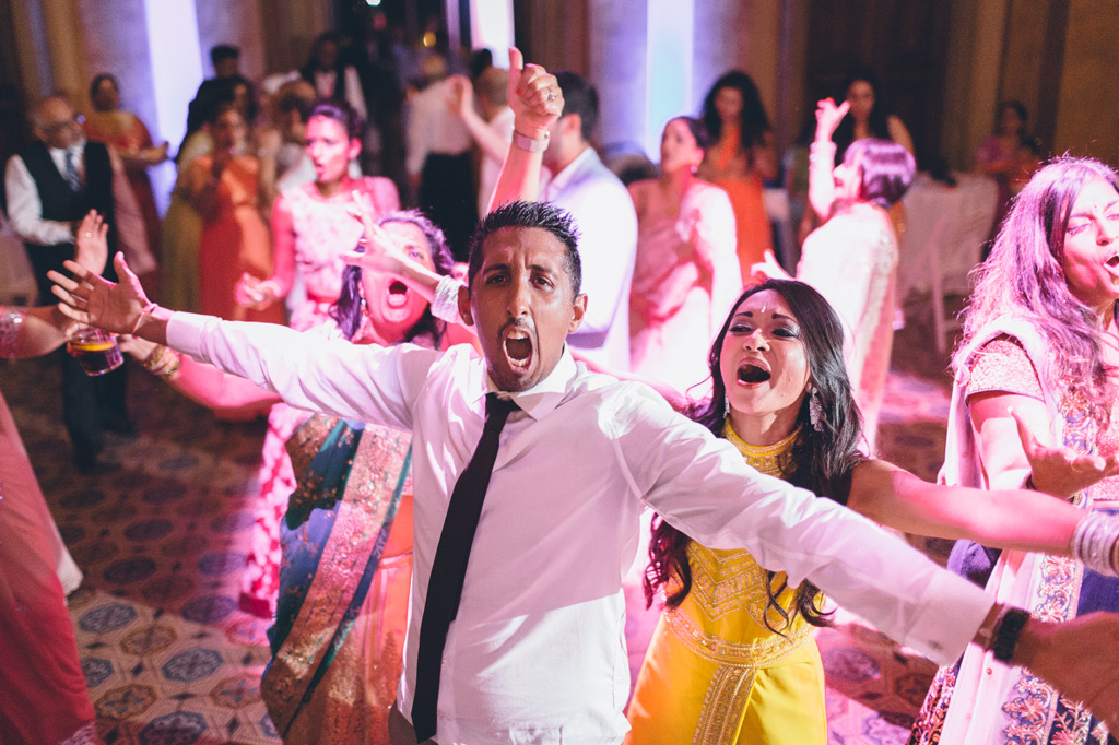 Fotografo Matrimonio Villa Erba Gli ospiti si lanciano in balli sfrenati presso immortalati da Alessandro Della Savia