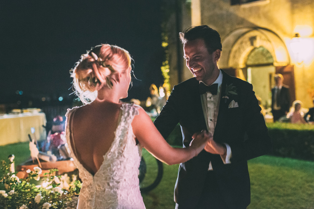 Fotografo Matrimonio Lago di Garda I due sposi aprono le danze dopo il ricevimento