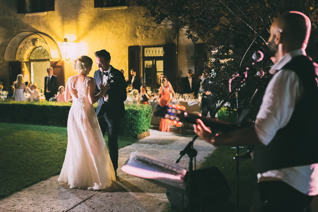 Fotografo Matrimonio Lago di Garda I due sposi danzano a ritmo di musica
