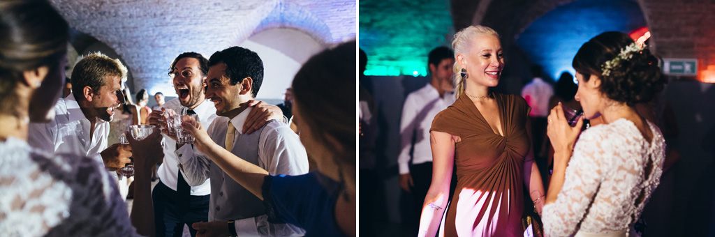 Fotografo Matrimonio Villa Caroli Zanchi Gli invitati bevono e chiacchierano durante la serata