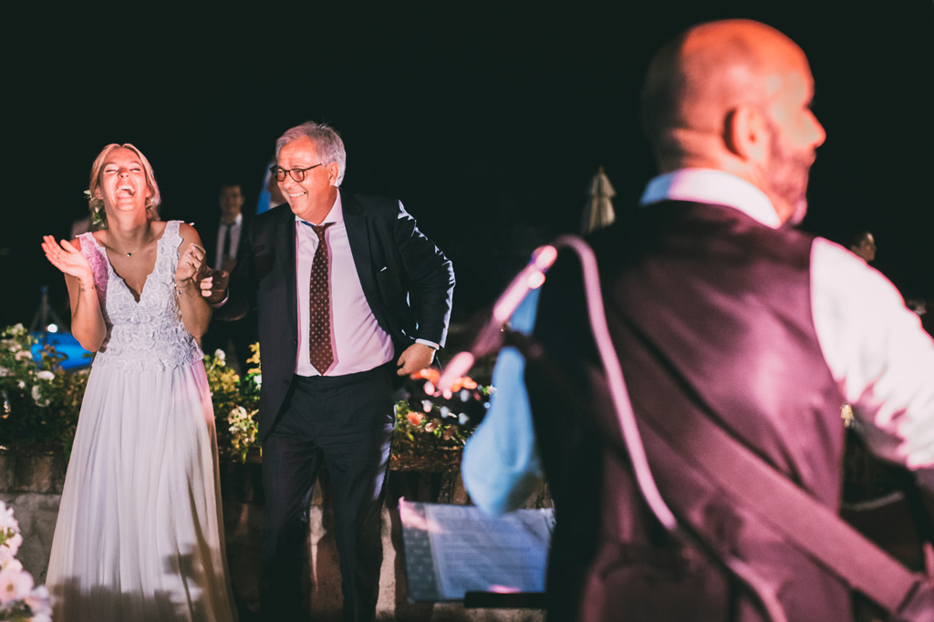 Fotografo Matrimonio Lago di Garda La sposo scherza con il padre durante la festa