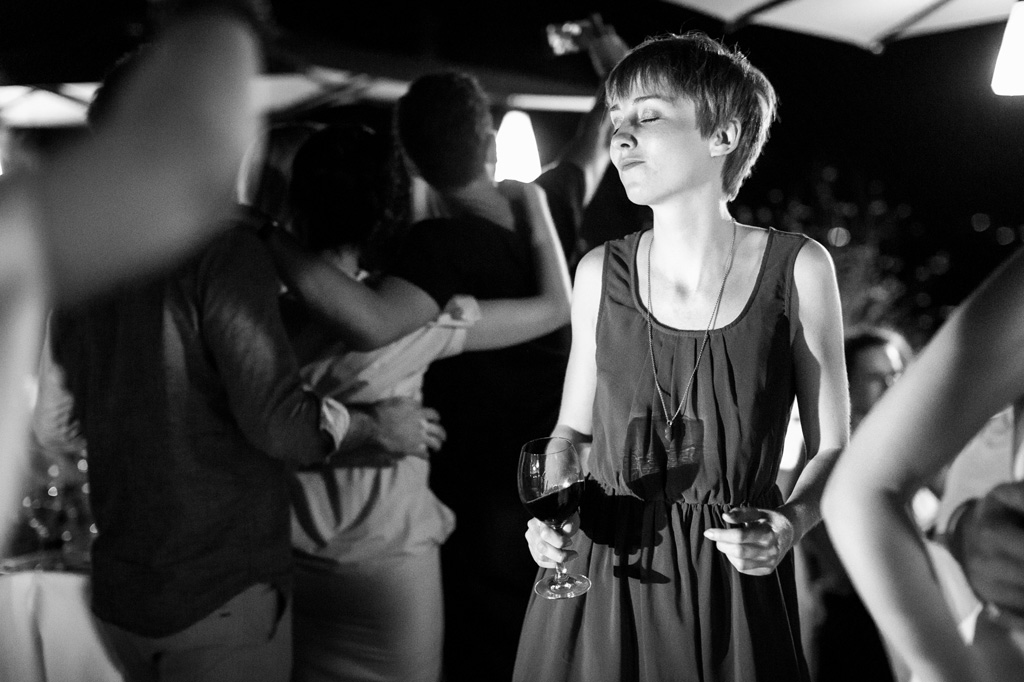 Fotografo Matrimonio Langhe Un'ospite danza in pista a ritmo di musica