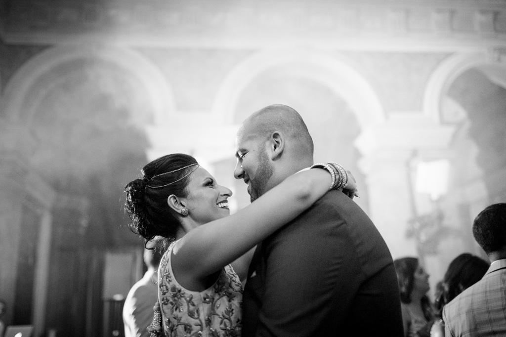 Fotografo Matrimonio Villa Erba Gli sposi si guardano negli occhi teneramente