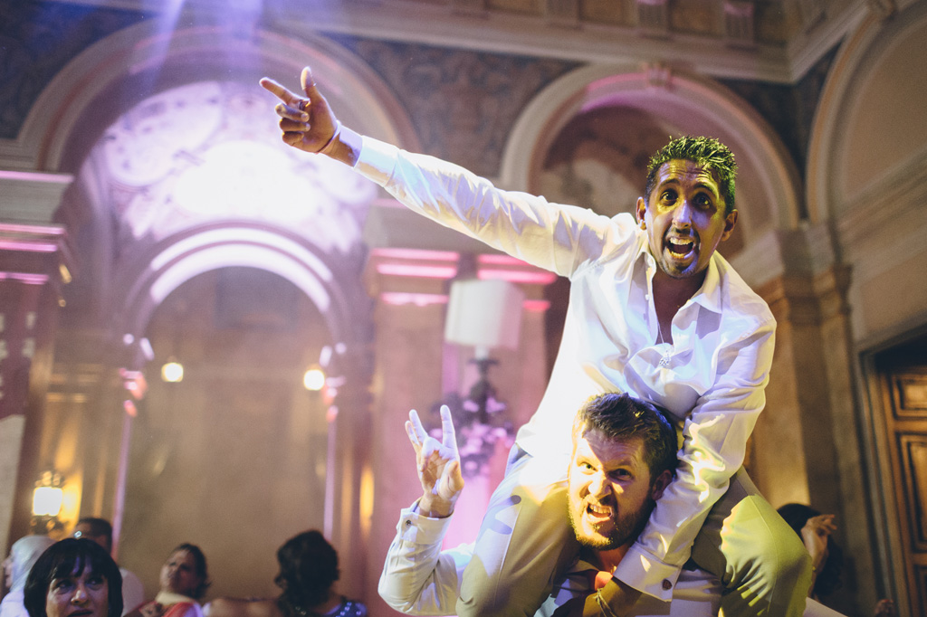 Fotografo Matrimonio Villa Erba Gli ospiti s'intrattengono durante la festa