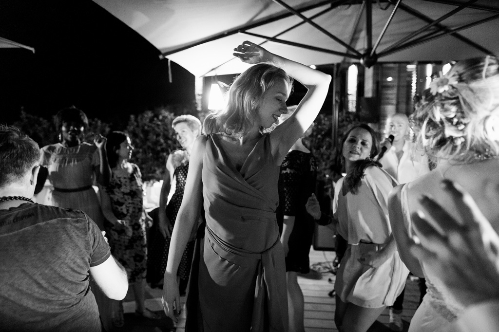 Fotografo Matrimonio Langhe Un'ospite danza elegante