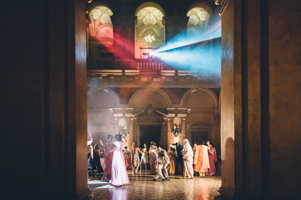 Fotografo Matrimonio Villa Erba Le luci della ribalta durante la grande festa di Villa Erba