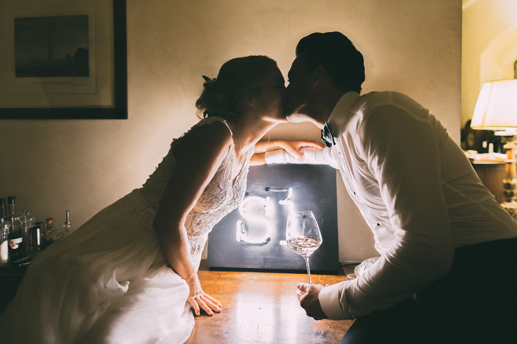 Fotografo Matrimonio Lago di Garda I due sposi si baciano finalmente congiunti in matrimonio